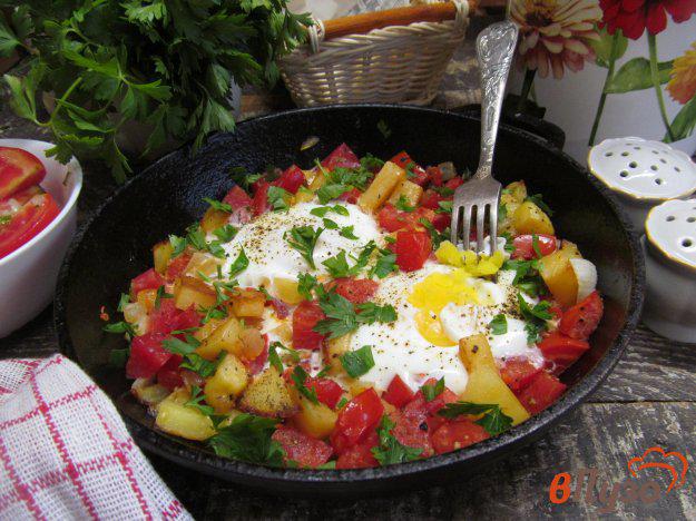фото рецепта: Домашняя сельская еда из картофеля с помидором и яйцом