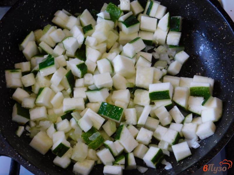Кабачки на сковороде с чесноком. Жареные кабачки кубиками на сковороде. Жареные кабачки кубиками. Кабачки на сковородке. Кабачок кубиками на сковороде с чесноком.