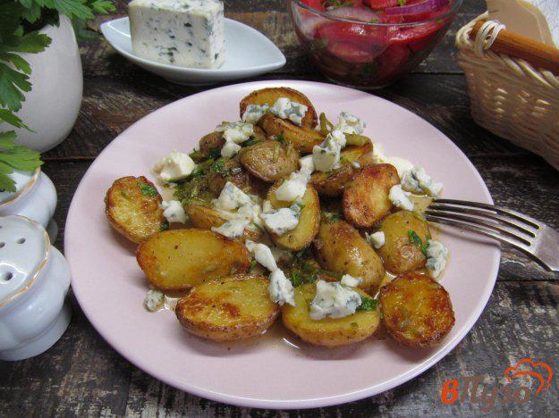 фото рецепта: Жареный молодой картофель с голубым сыром