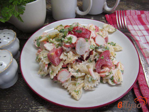 фото рецепта: Салат из макарон с крабовыми палочками и помидором
