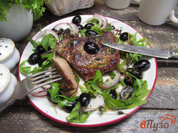 фото рецепта: Жареный стейк из говядины с салатом из винограда