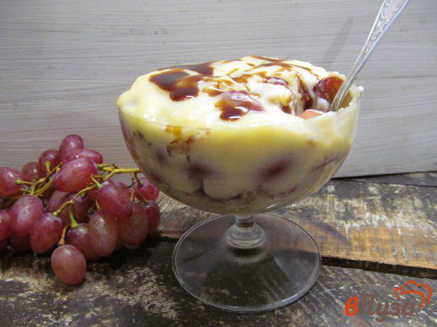 фото рецепта: Десерт из заварного крема с виноградом