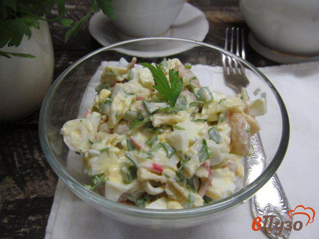 фото рецепта: Салат из фасоли с сыром и крабовыми палочками