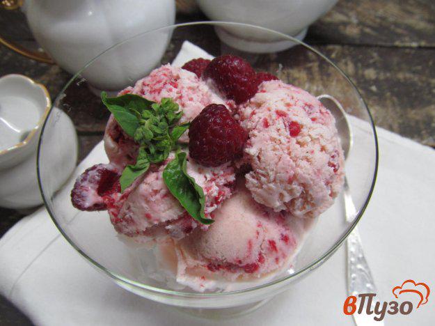 фото рецепта: Сливочное мороженое с малиной и розмарином