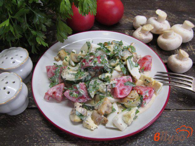 фото рецепта: Салат с жареными кабачком и шампиньоном