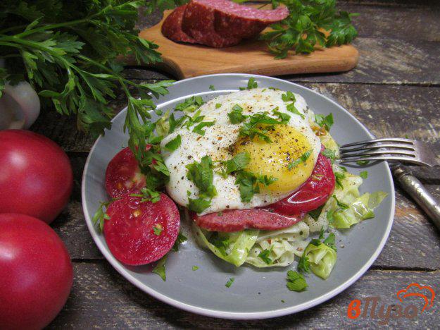 фото рецепта: Бутерброд из жареной капусты с яйцом и помидором