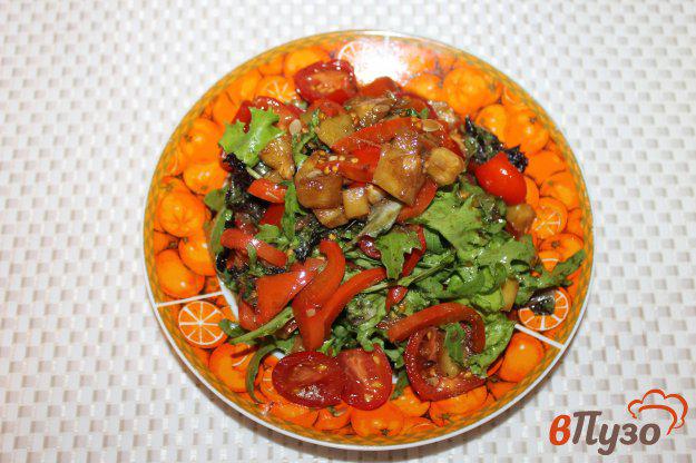 фото рецепта: Теплый салат из кабачка и перца с черри и миксом зелени