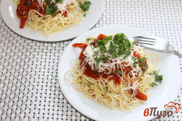 фото рецепта: Спагетти с томатно - перечным соусом и каперсами