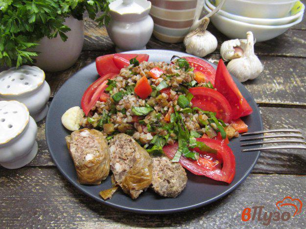 фото рецепта: Салат из гречки с жареным баклажаном и помидором