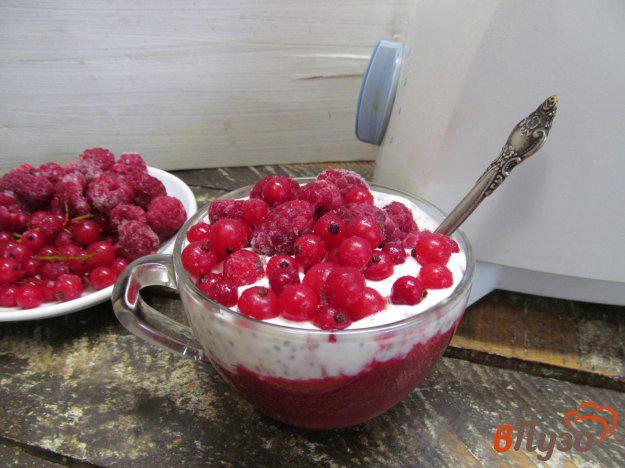фото рецепта: Полезный десерт или ужин из ягод и йогурта