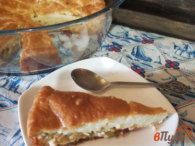 фото рецепта: Заливной пирог с курицей и солеными огурцами