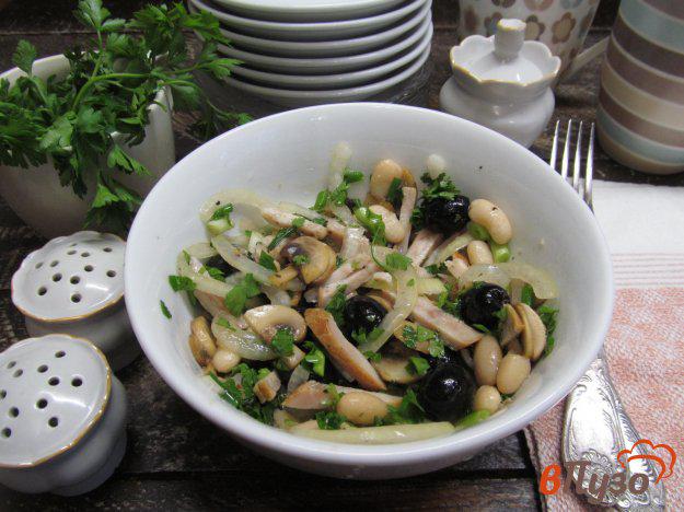 фото рецепта: Фасолевый салат с курицей оливками и жареными грибами