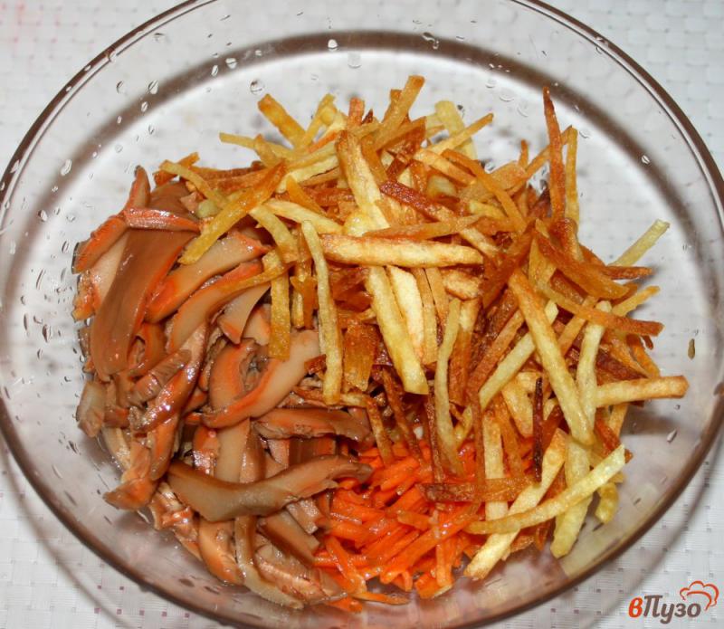 Корейская морковь с картошкой. Салат с жареной картошкой соломкой. Салат морковка с жареной картошкой. Салат с картофельной соломкой и корейской морковью. Салат с жареной картофельной соломкой.