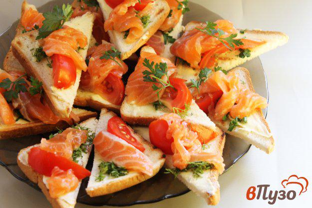 фото рецепта: Тосты с рыбой и помидорами на завтрак