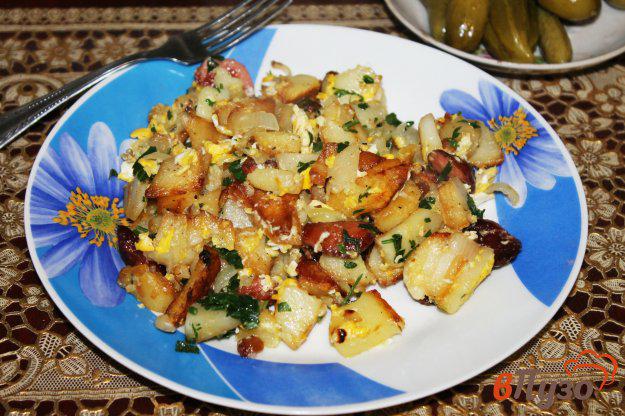 фото рецепта: Жареный картофель с сосисками, салом и яйцом