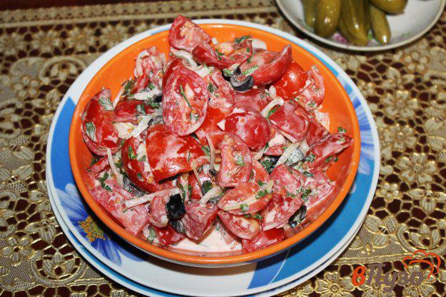 фото рецепта: Салат из помидор с маслинами и луком