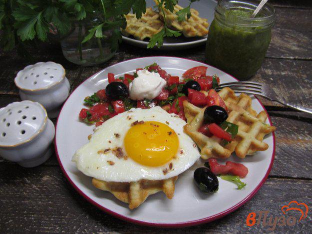 фото рецепта: Кабачковые вафли с яйцом и помидором