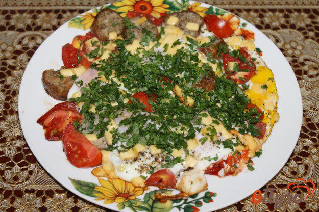 фото рецепта: Яичница с домашней колбасой, помидорами и сыром