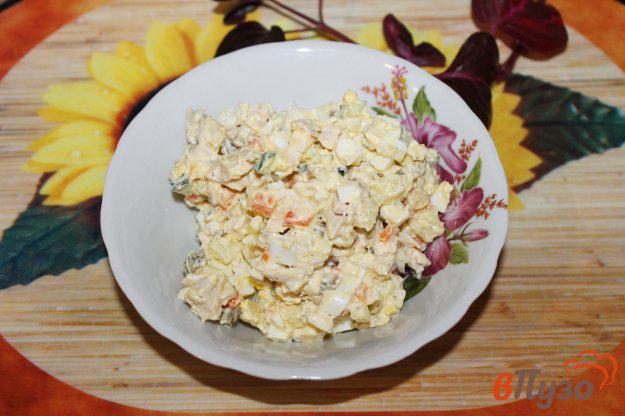 фото рецепта: Салат с отварным куриным филе и плавленым сыром