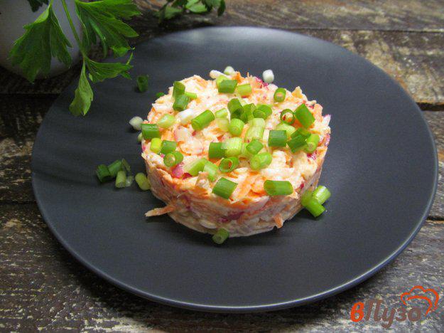 фото рецепта: Салат из редиса с морковью и сыром