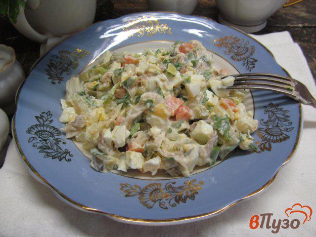 фото рецепта: Салат с рыбой горячего копчения соленым огурцом и цветной капустой