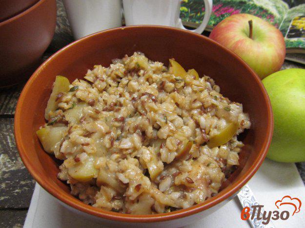 фото рецепта: Овсяная каша с яблоком тимьяном и сливочным сыром
