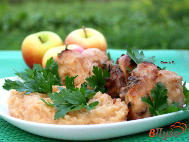 фото рецепта: Бедра индейки с яблочным соусом