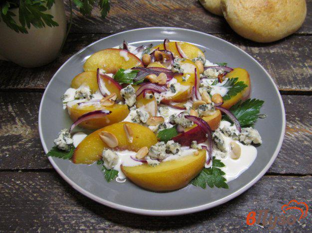 фото рецепта: Салат из жареного персика с луком и сыром