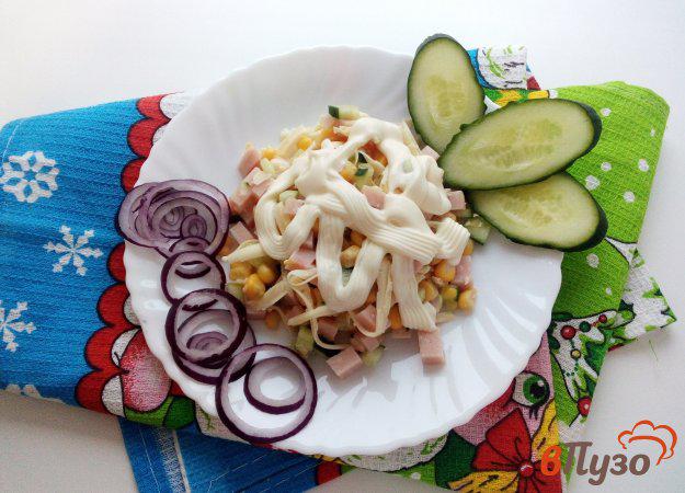 фото рецепта: Салат из ветчины, кукурузы и огурца
