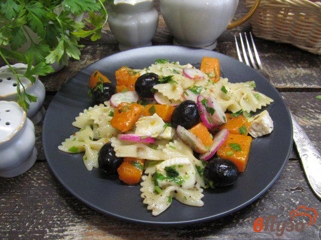 фото рецепта: Средиземноморский салат из пасты с тыквой и сыром