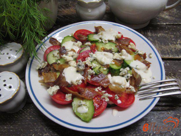 фото рецепта: Салат из помидора с беконом под соусом из голубого сыра