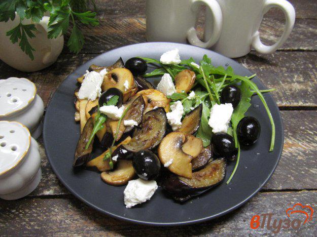 фото рецепта: Теплый салат из баклажана с грибами и сыром фета