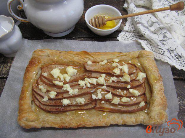 фото рецепта: Грушевый пирог с сыром фета и медом