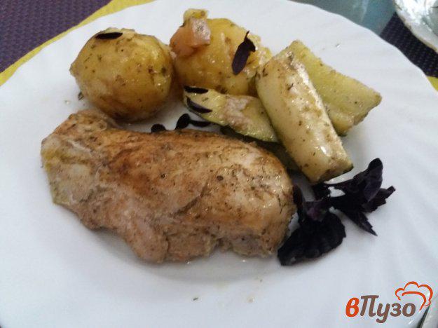 фото рецепта: Запеченное куриное филе с кабачком и отварным молодым картофелем