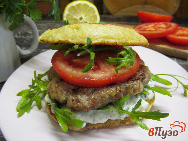 фото рецепта: Бургер-гриль с говяжьей котлетой и соусом дзадзики