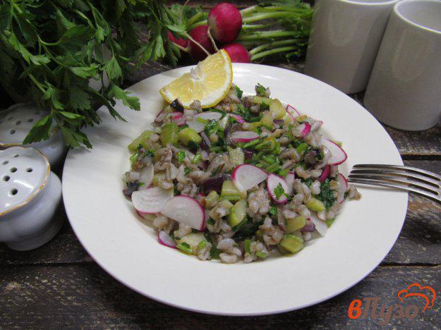 фото рецепта: Салат из перловой крупы с кабачком и редисом