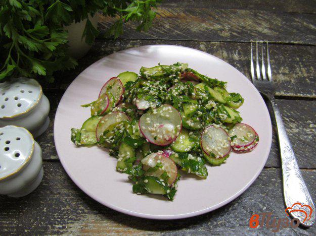 фото рецепта: Салат из редиса и огурца с хреновой заправкой