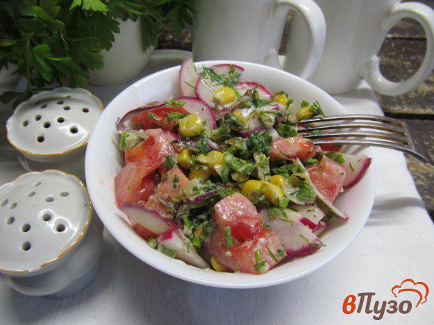 фото рецепта: Кукурузный салат с редисом и помидором