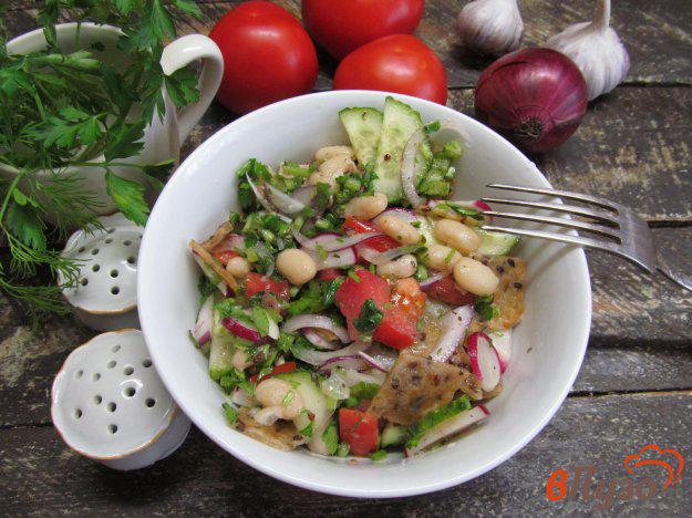 фото рецепта: Овощной салат с гренками из лепешки и фасолью