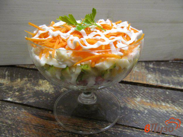 фото рецепта: Слоеный салат из киноа салями с овощами и сыром