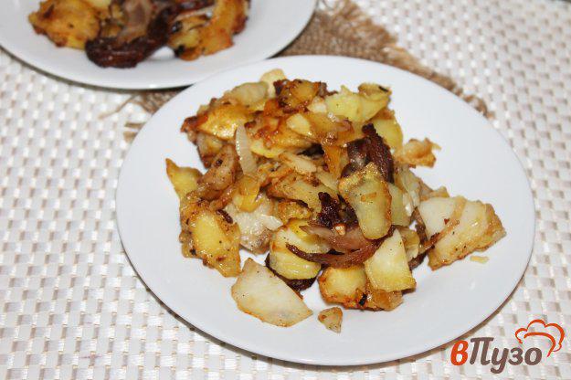 фото рецепта: Картофель со свиным рулетом и луком