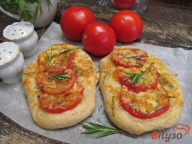 фото рецепта: Ржаные лепешки с помидором и сыром