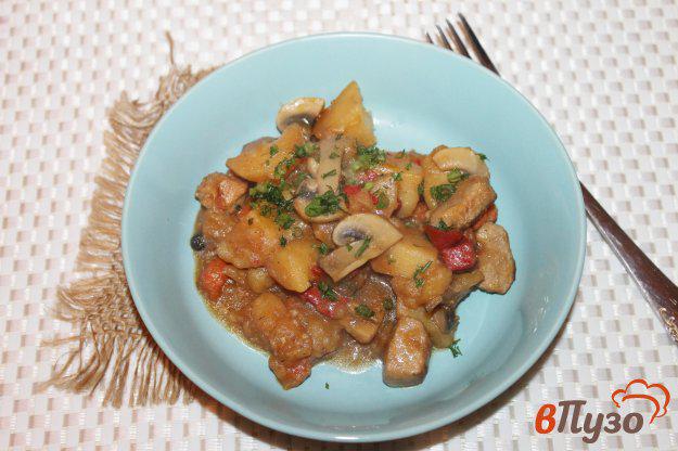 фото рецепта: Картофель с мясом и грибами в мультиварке