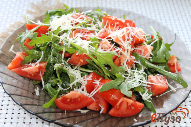фото рецепта: Салат из рукколы с помидорами под кисло - сладким соусом