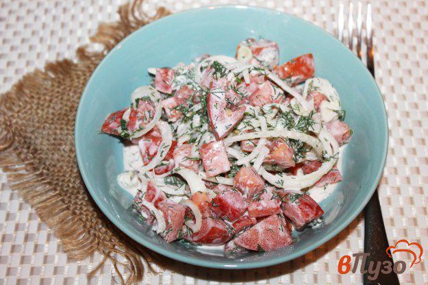 фото рецепта: Салат из помидоров с маринованным луком и зеленью