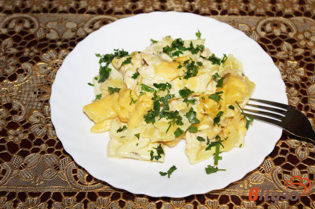фото рецепта: Запеченный картофель слоями с куриным филе и сыром