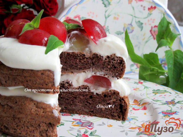 фото рецепта: Торт без сахара или Шоколадно-сливочный торт с виноградом