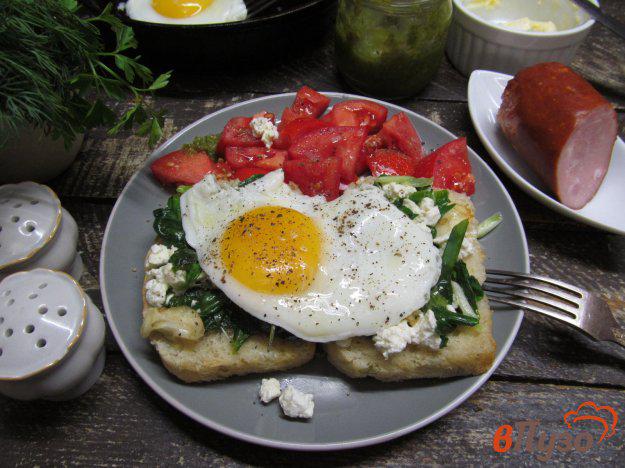 фото рецепта: Тосты с шпинатным творогом и яйцом