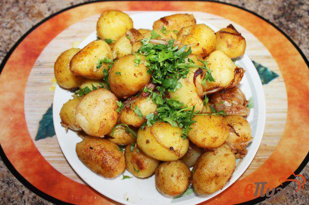 фото рецепта: Картофель жареный целиком с луком и чесноком