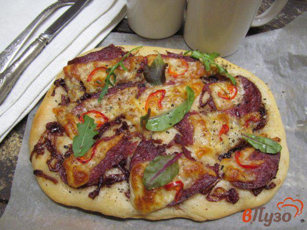 фото рецепта: Пицца с карамельным луком сыром сулугуни и салями